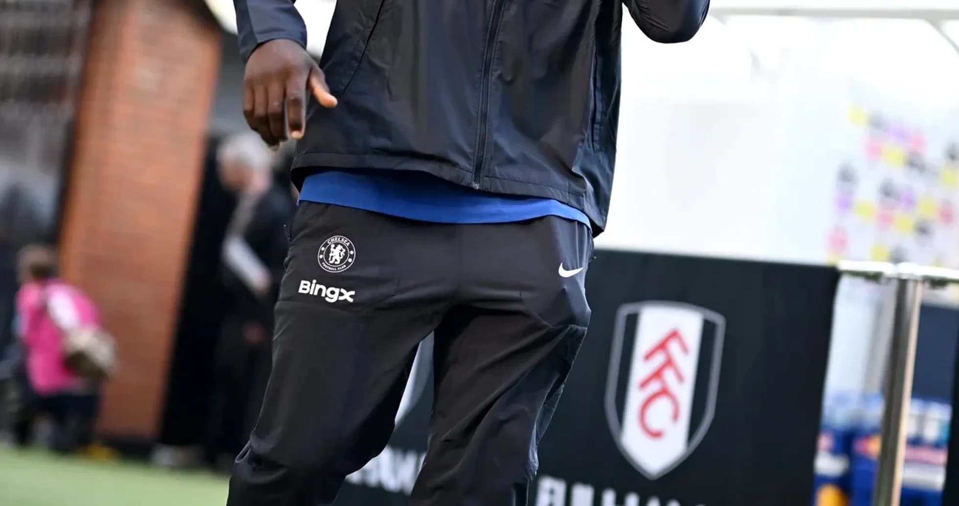 Игрок в одежде Chelsea идет к стадиону