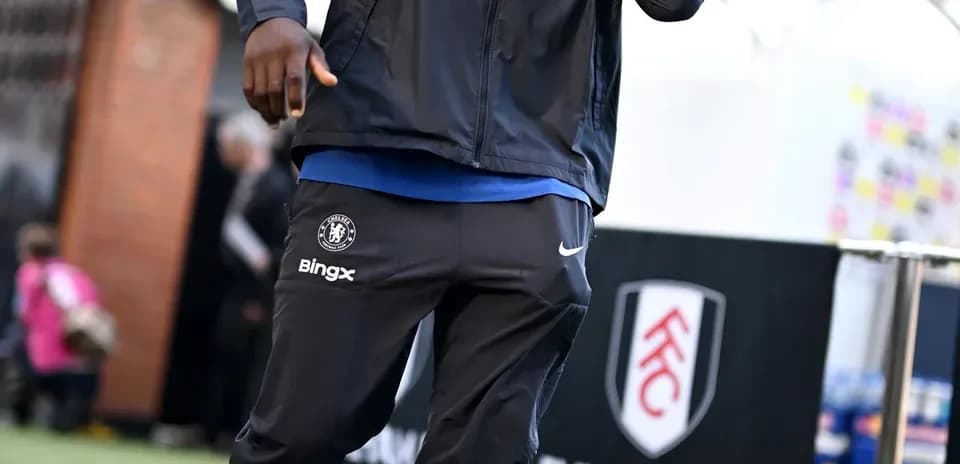 Игрок в одежде Chelsea идет к стадиону