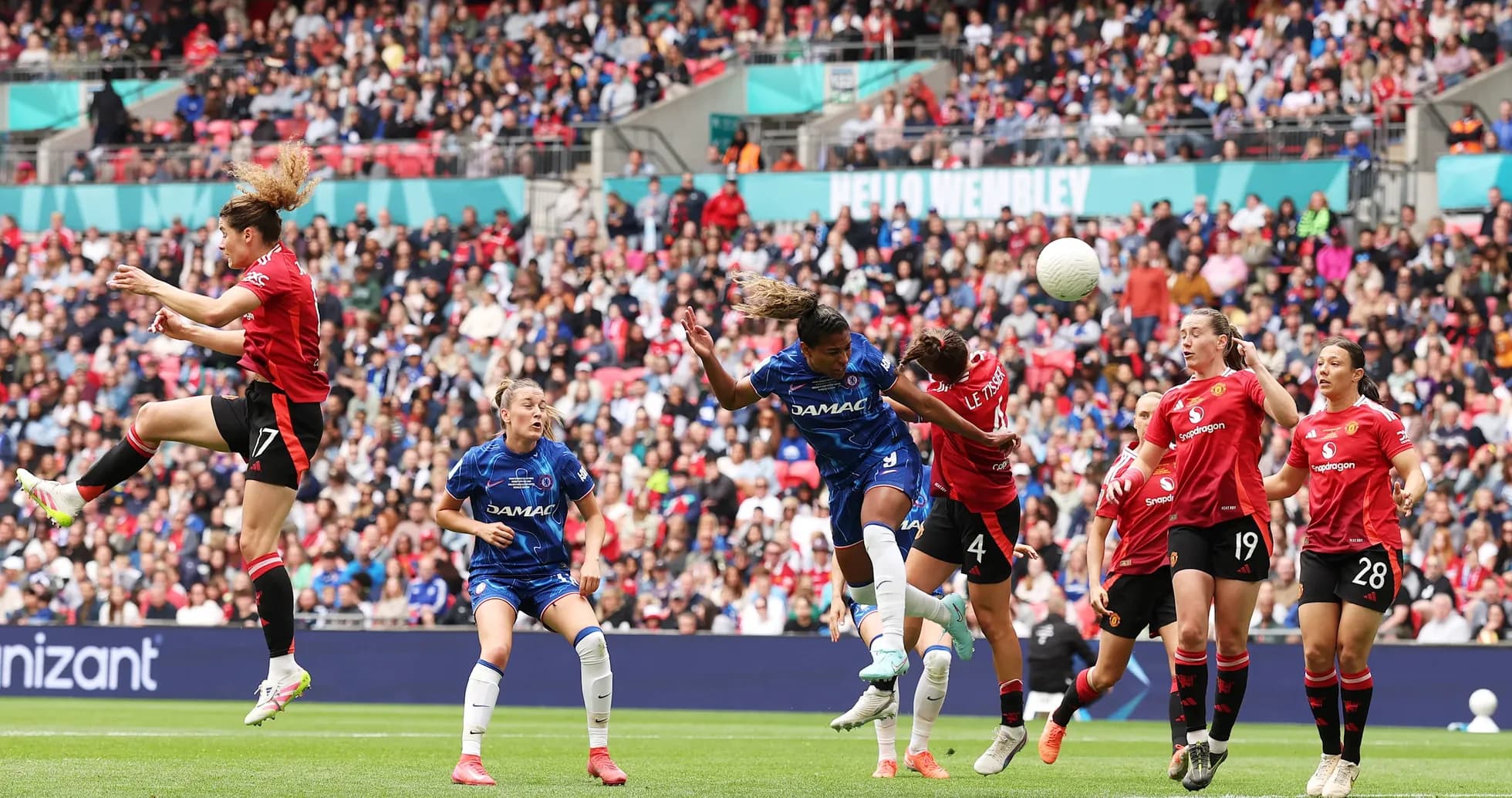 Игроки Chelsea и Manchester United в прыжке за мячом