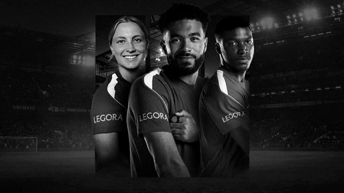Трое игроков в форме Chelsea FC на фоне стадиона