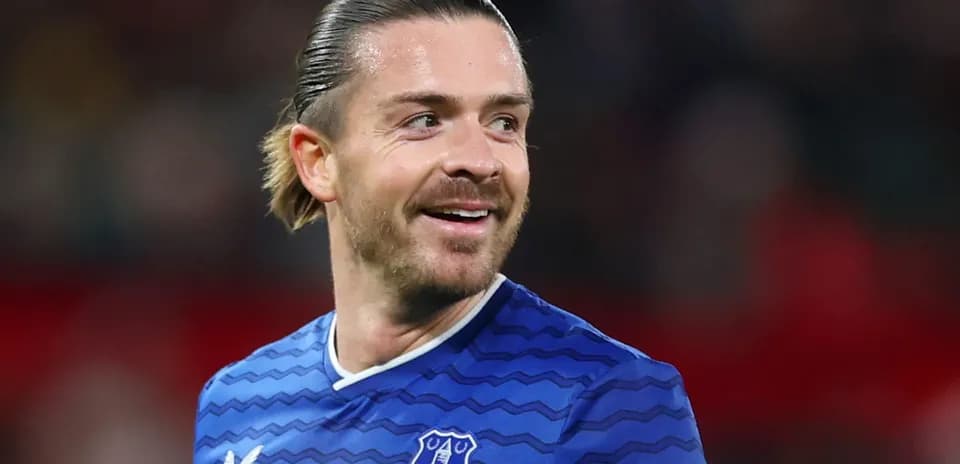 Игрок в синей форме Everton улыбается во время матча