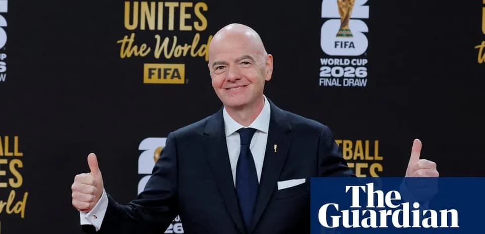 Человек с поднятыми пальцами на пресс-конференции FIFA