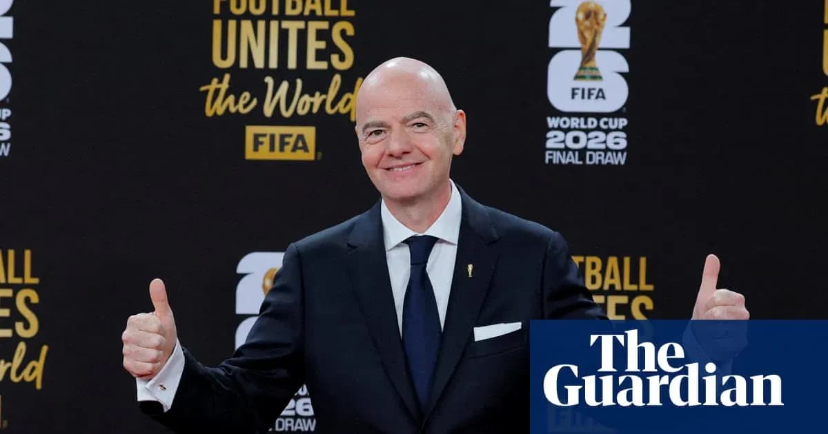 Человек с поднятыми пальцами на пресс-конференции FIFA