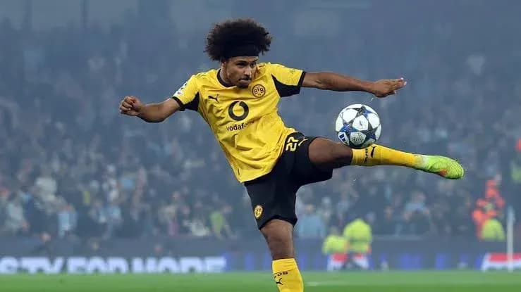 Игрок Borussia Dortmund выполняет удар по мячу