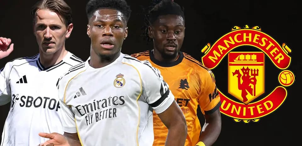 Три футболиста на фоне логотипа Manchester United