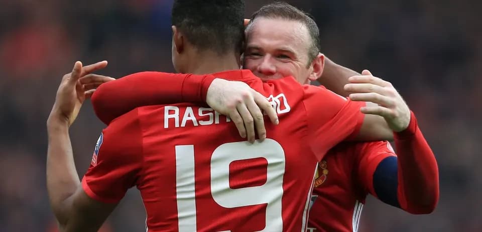 Игроки Manchester United обнимаются после гола