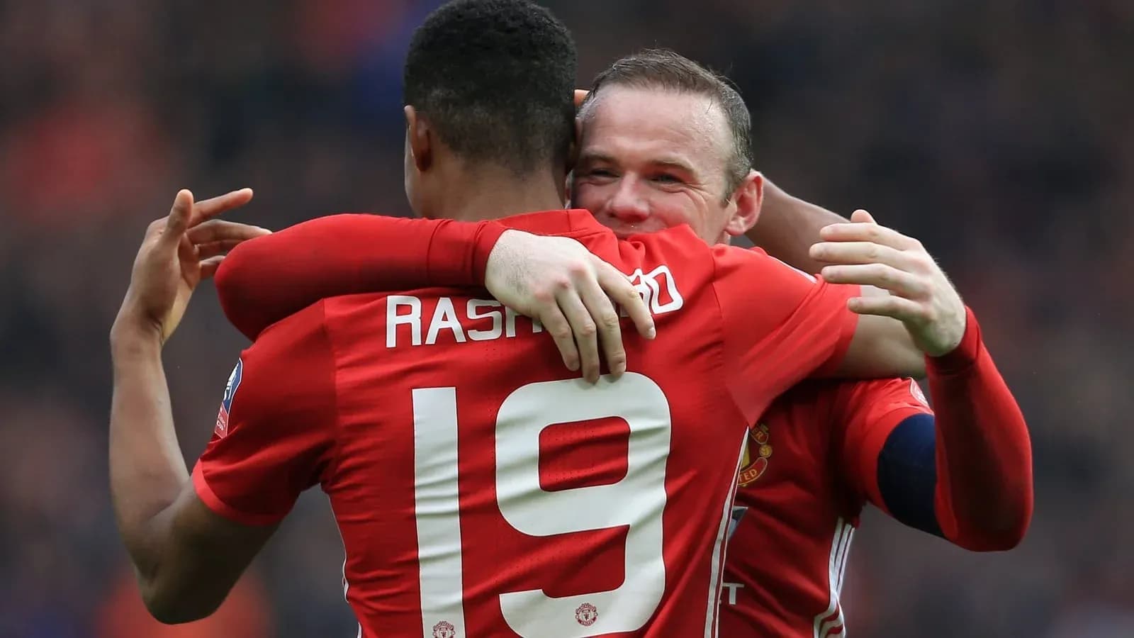 Игроки Manchester United обнимаются после гола