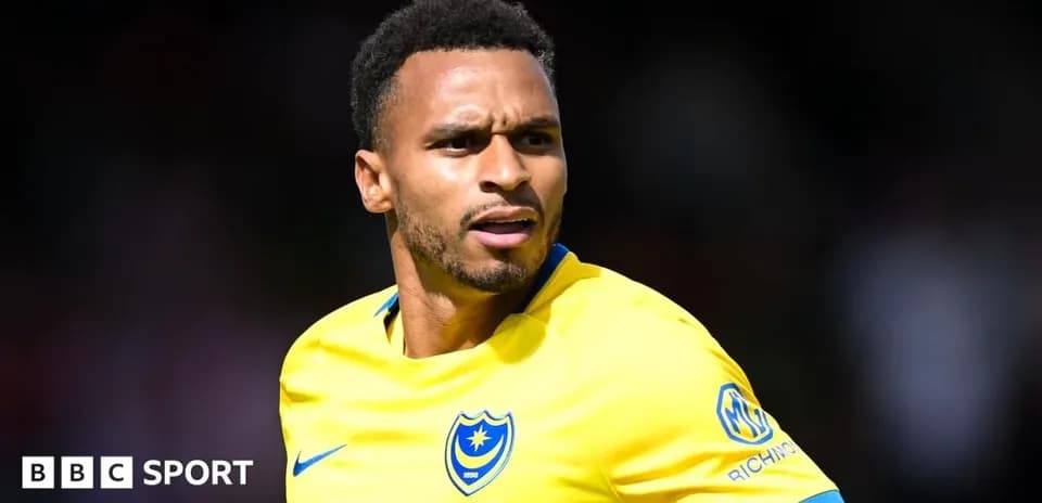 Игрок в желтой форме команды Portsmouth на поле