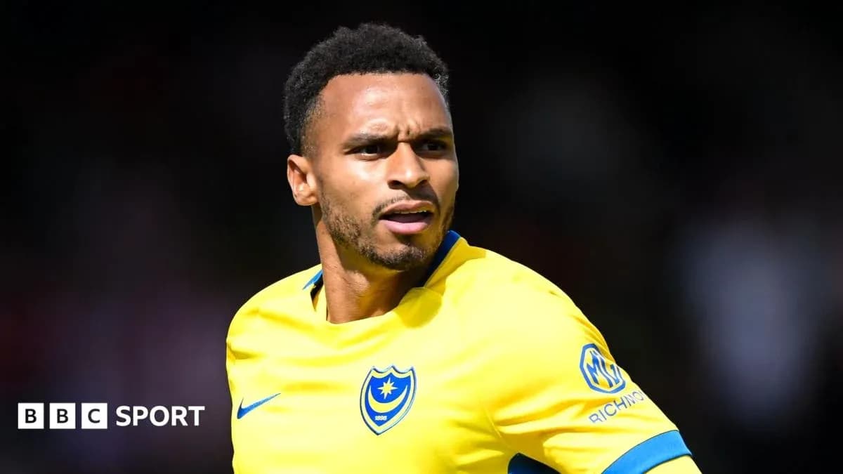 Игрок в желтой форме команды Portsmouth на поле