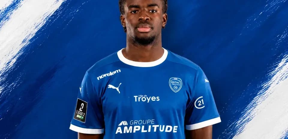 Игрок в синей футболке ESTAC Troyes на фоне