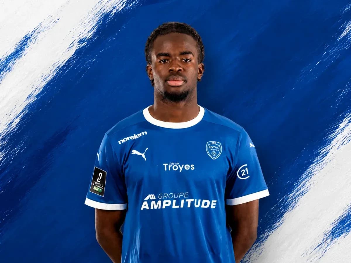 Игрок в синей футболке ESTAC Troyes на фоне