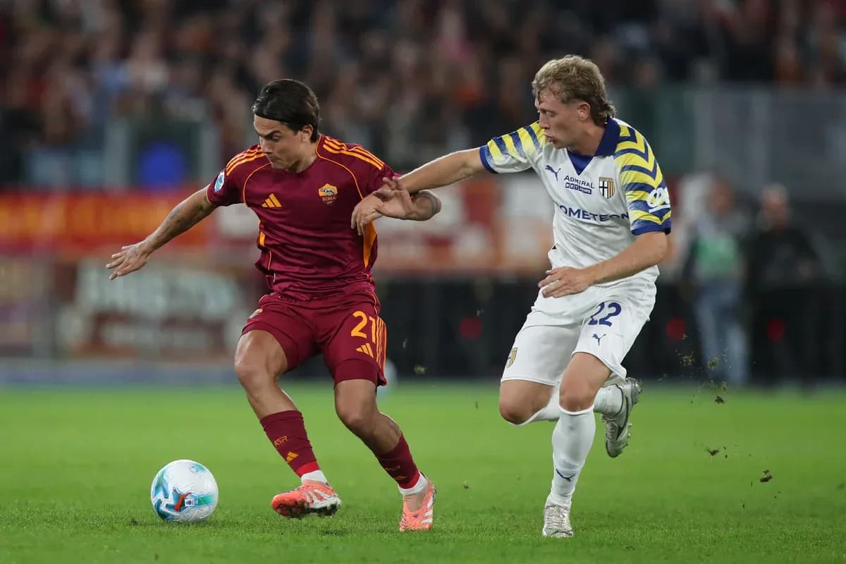 Игроки AS Roma и Parma в борьбе за мяч