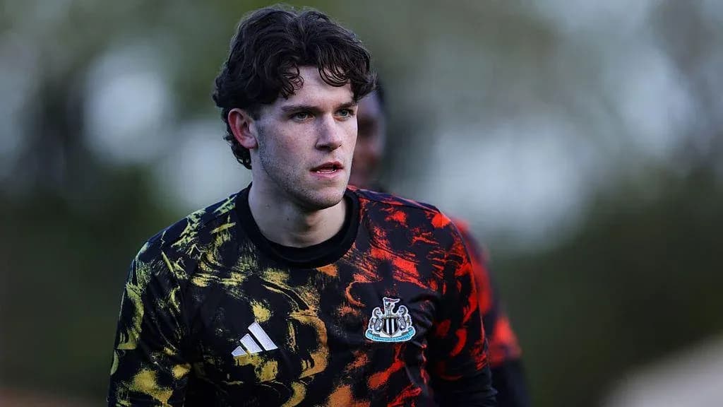 Игрок Newcastle в тренировочной форме на поле