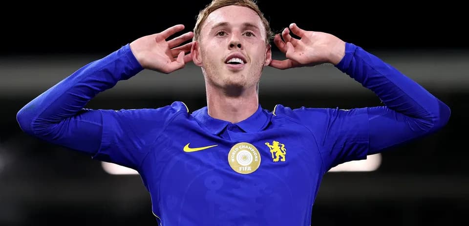 Игрок Челси делает жест ушей после гола