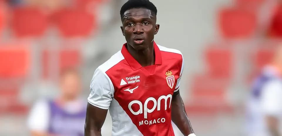 Игрок AS Monaco на поле во время матча