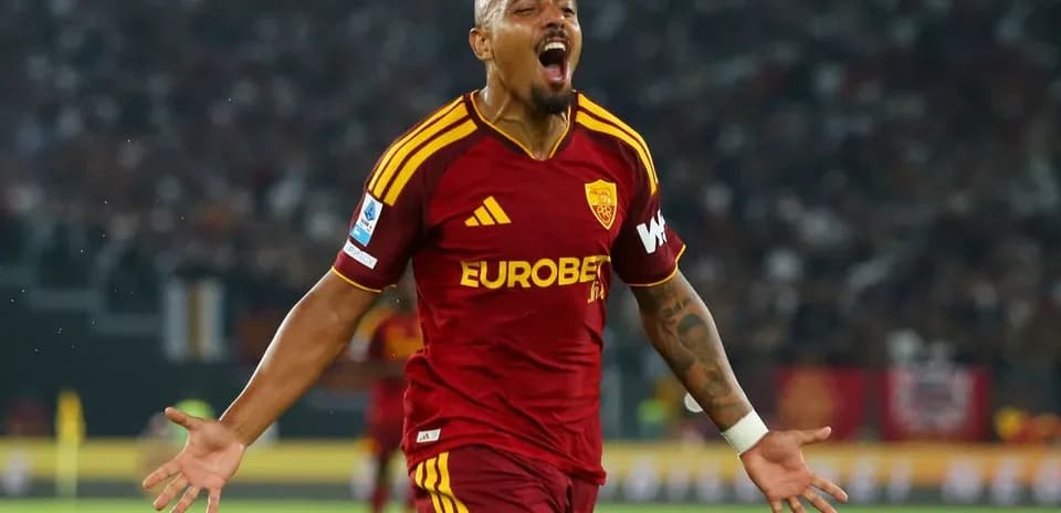 Игрок AS Roma празднует гол на стадионе