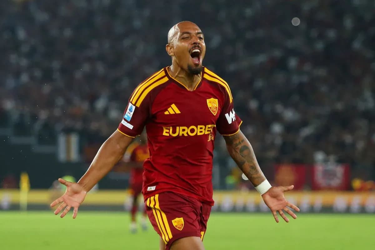 Игрок AS Roma празднует гол на стадионе