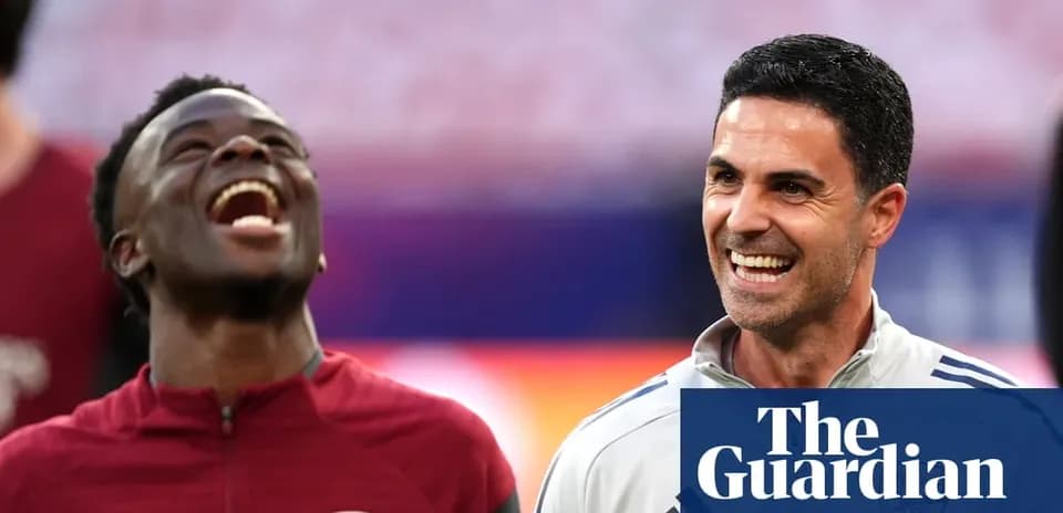 Игрок и тренер Arsenal смеются во время тренировки
