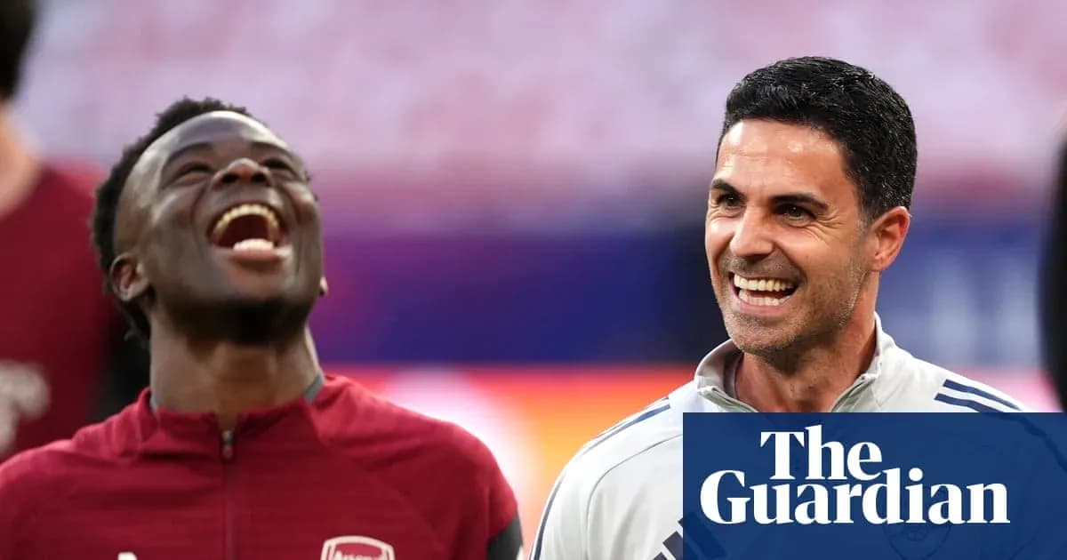 Игрок и тренер Arsenal смеются во время тренировки