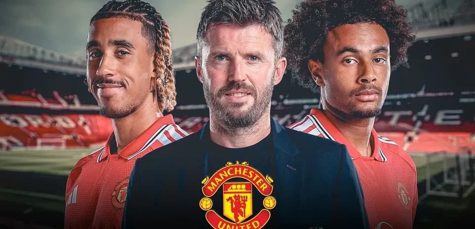 Трое человек в форме Manchester United на стадионе