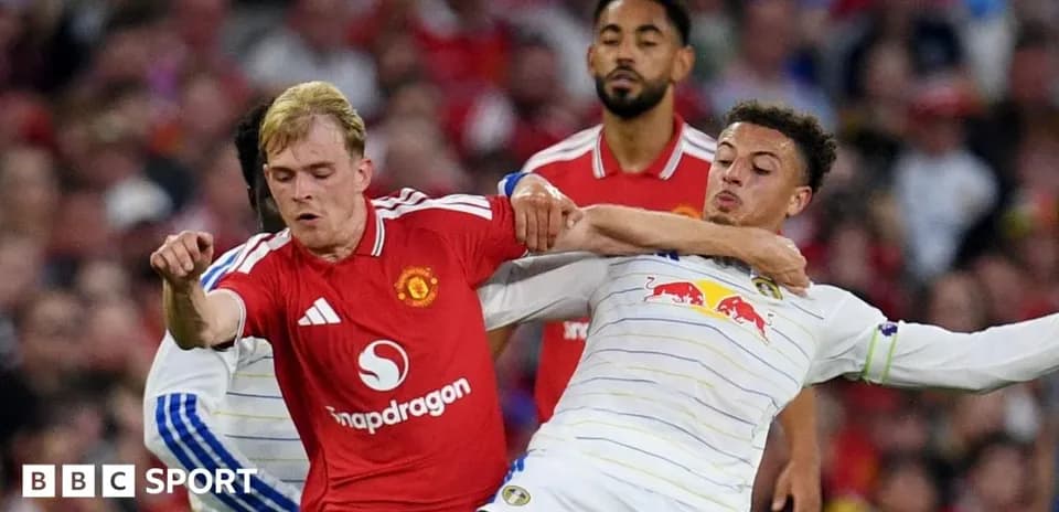 Игроки Manchester United и Leeds United борются за мяч