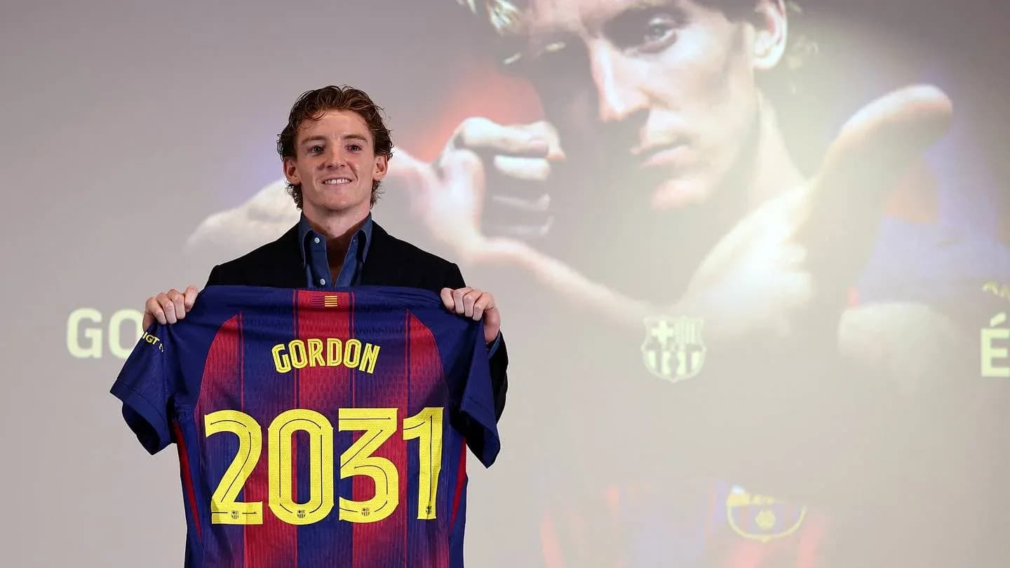 Игрок держит футболку с номером 2031 на презентации