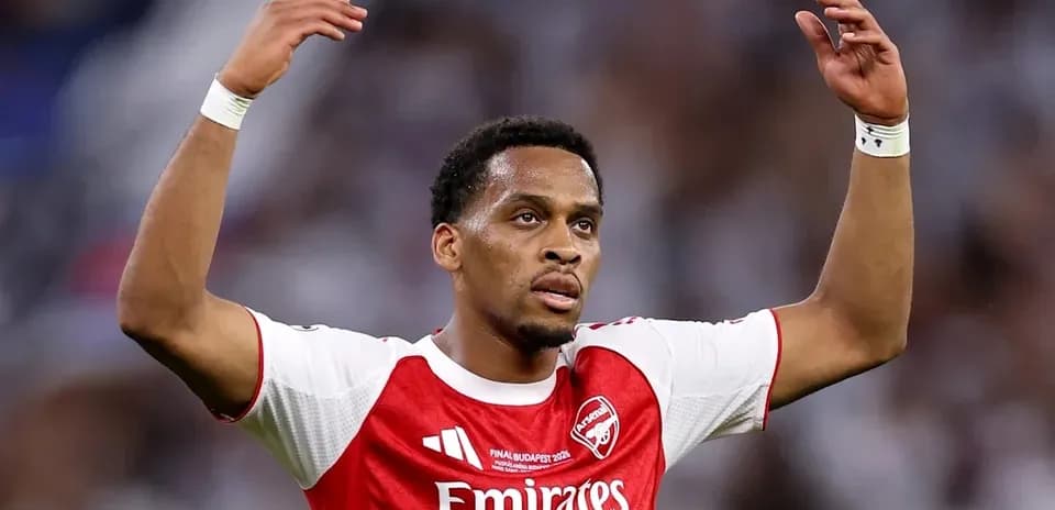 Игрок Arsenal с поднятыми руками на поле