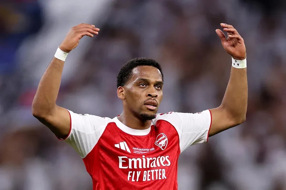 Игрок Arsenal с поднятыми руками на поле