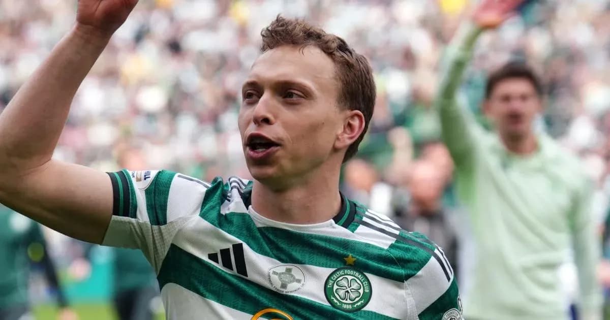 Игрок Целтика празднует гол перед болельщиками