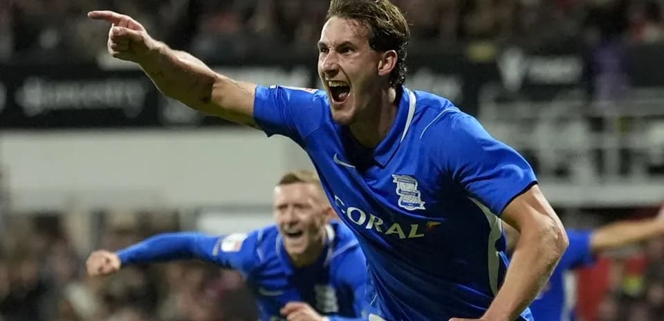 Игрок Birmingham City празднует гол с командой
