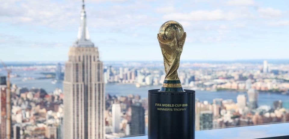 Трофей Кубка мира FIFA на фоне города