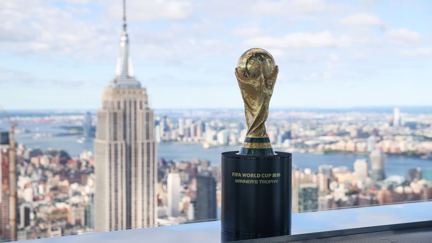 Трофей Кубка мира FIFA на фоне города