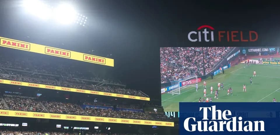 Стадион Citi Field с матчем на экране