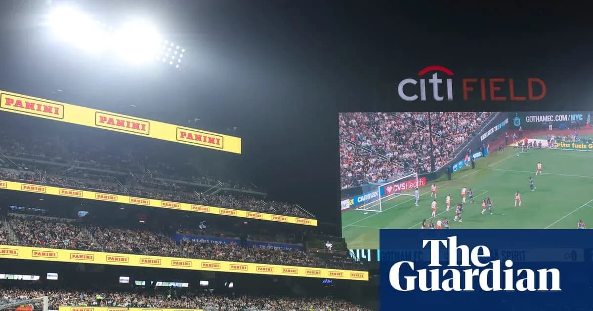 Стадион Citi Field с матчем на экране
