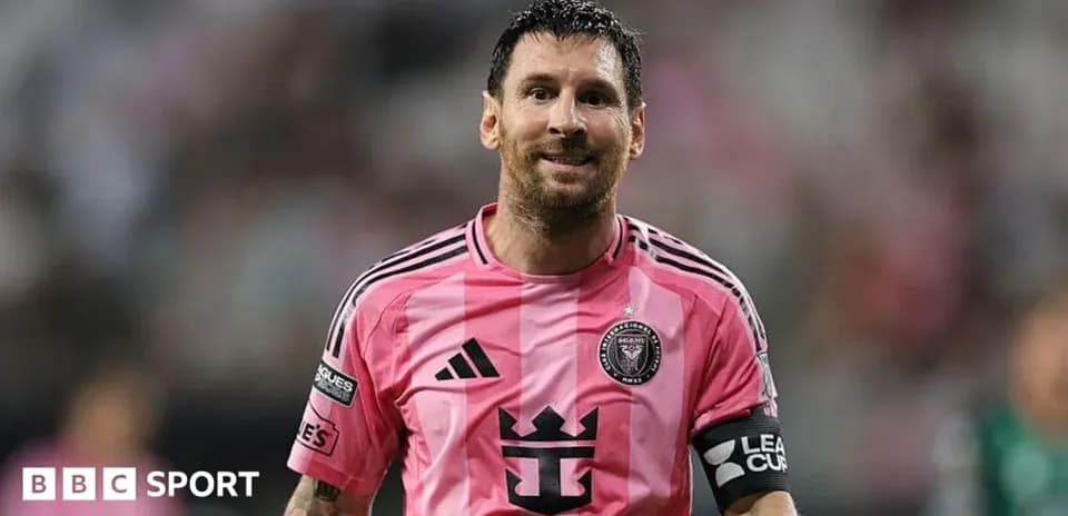 Игрок в розовой форме Inter Miami на поле