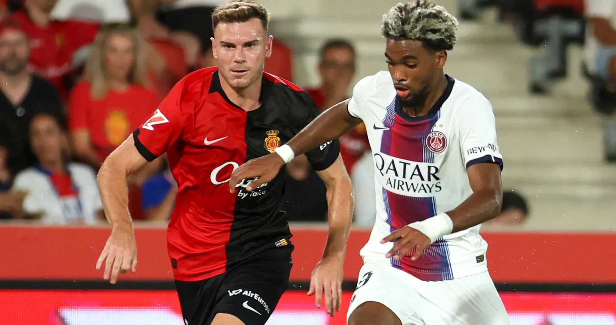 Игроки Mallorca и PSG борются за мяч