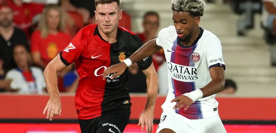 Игроки Mallorca и PSG борются за мяч
