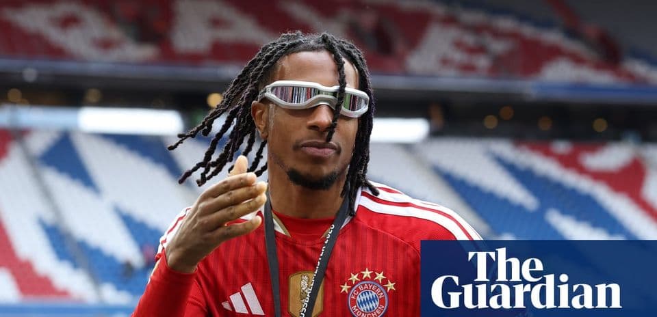 Игрок в форме Bayern Munich на стадионе