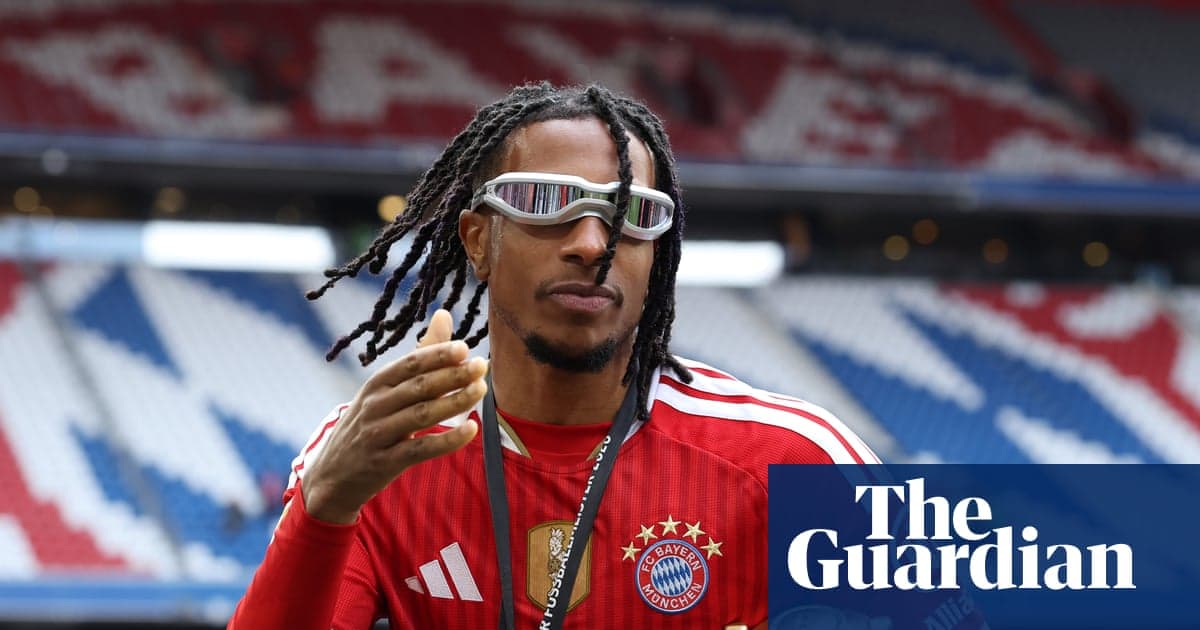 Игрок в форме Bayern Munich на стадионе