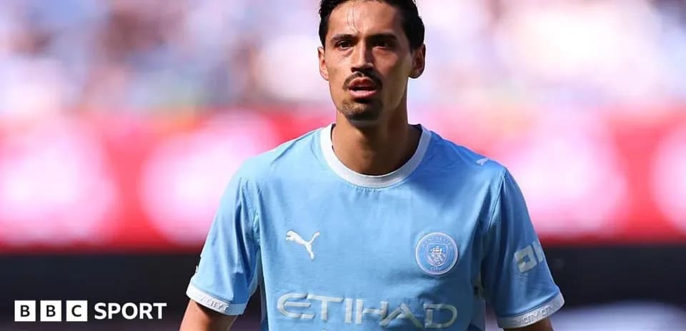 Игрок в голубой форме Manchester City на поле
