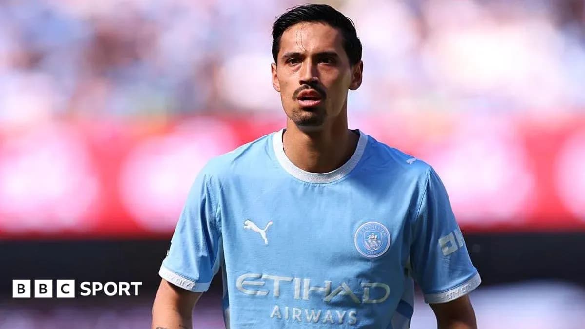 Игрок в голубой форме Manchester City на поле