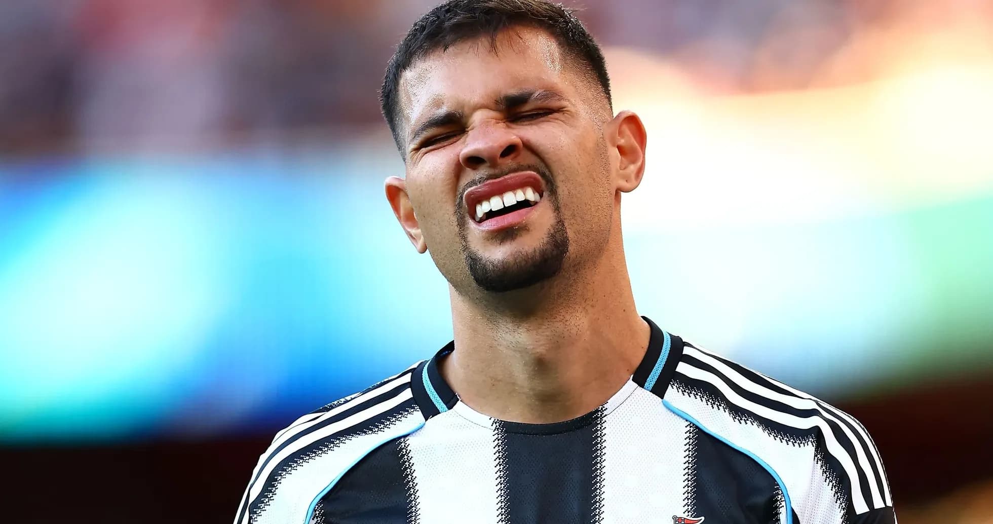 Игрок Newcastle United выражает недовольство на поле