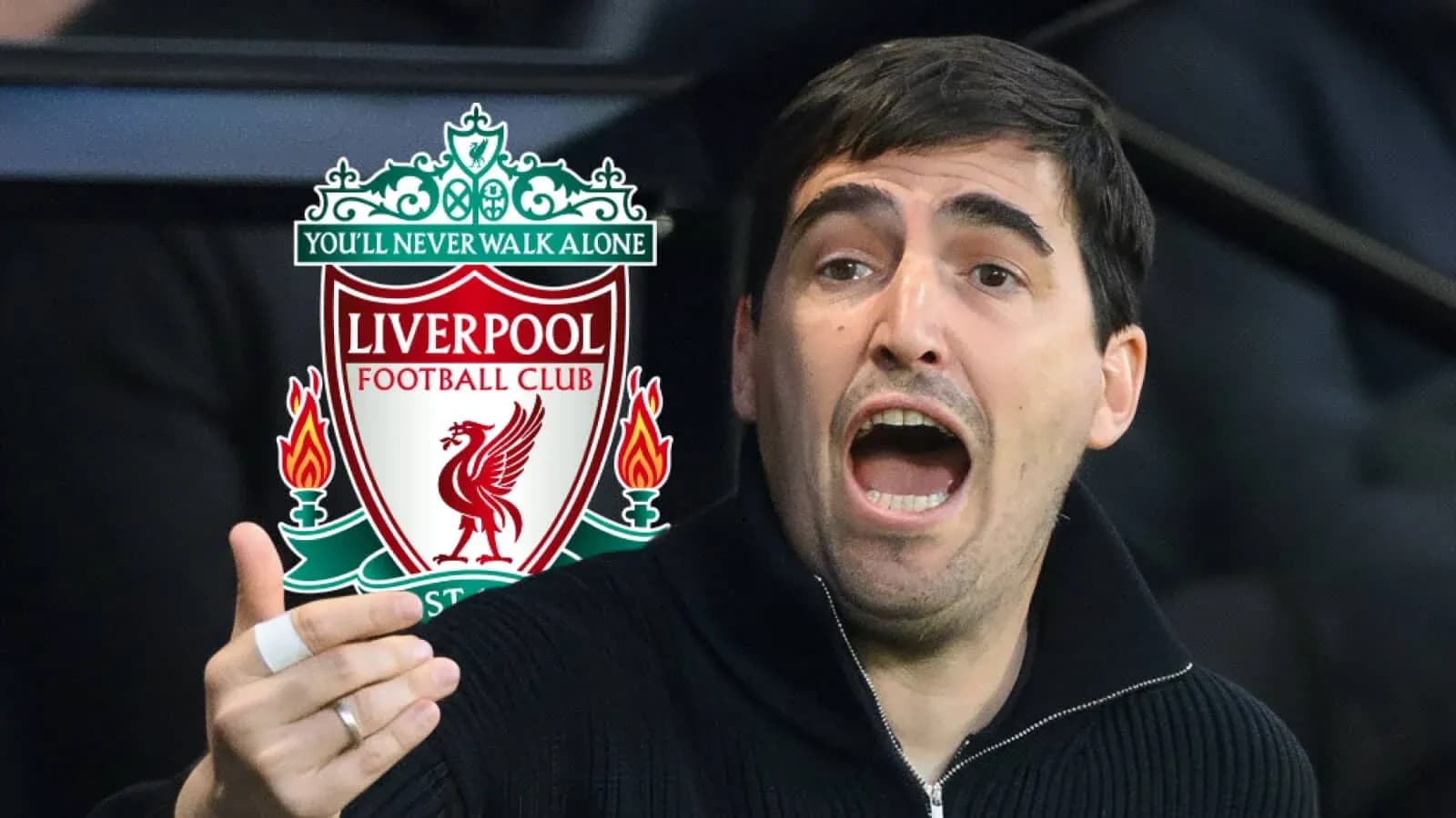Тренер обсуждает игру с логотипом Ливерпуля на фоне