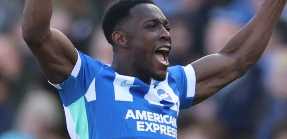 Игрок команды Brighton празднует гол на поле