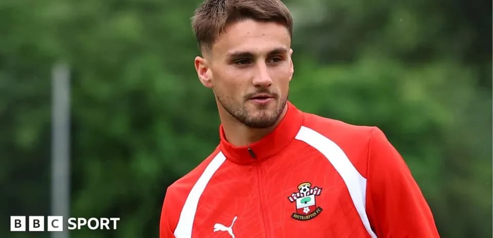 Игрок в тренировочной одежде Southampton FC на поле
