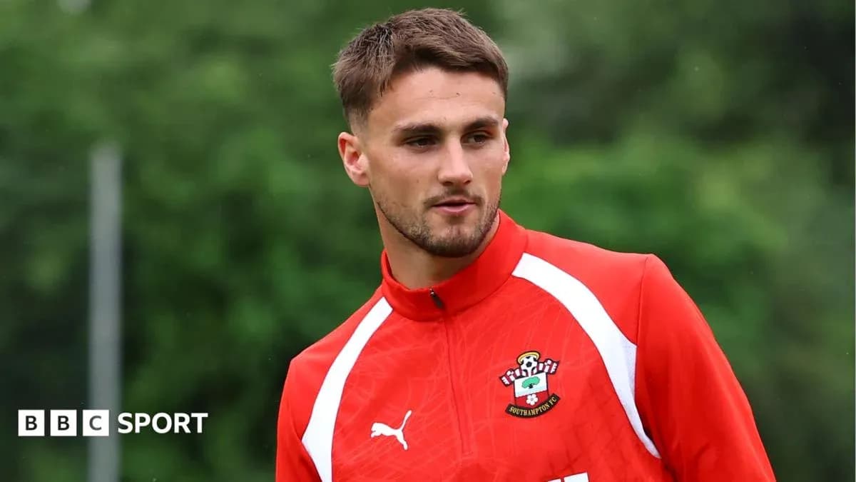 Игрок в тренировочной одежде Southampton FC на поле