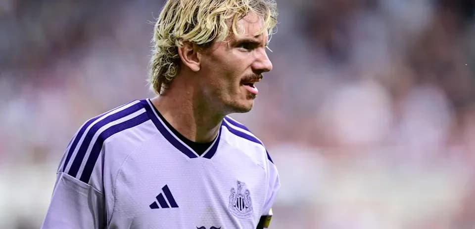 Игрок Newcastle в фиолетовой форме на поле