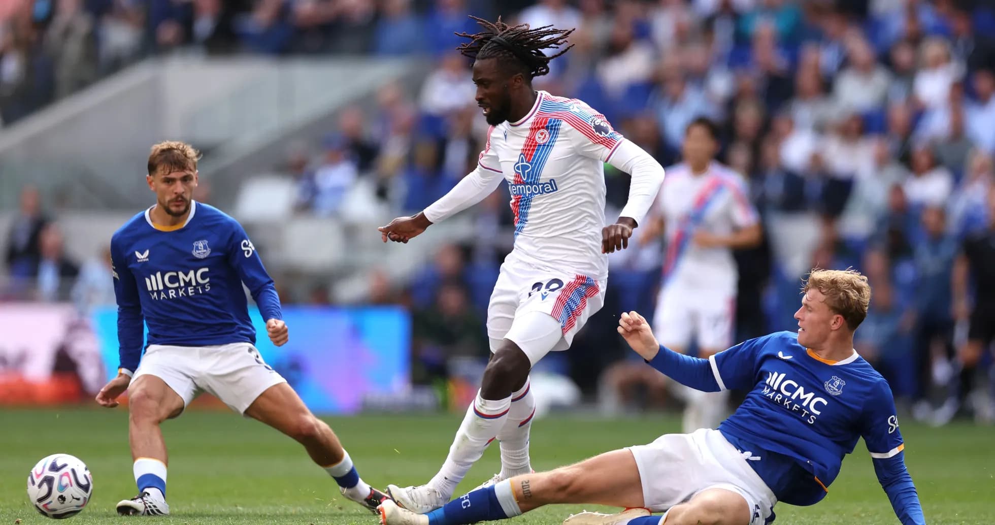 Игроки Everton и Crystal Palace на футбольном поле