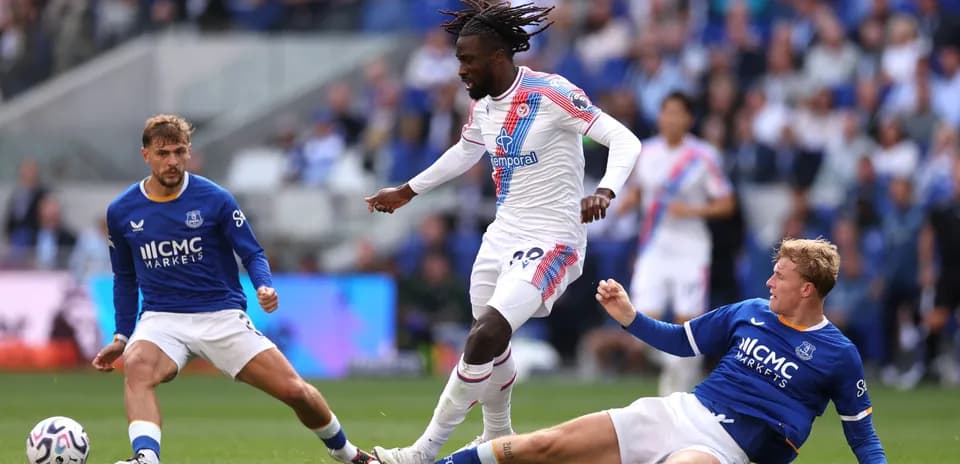 Игроки Everton и Crystal Palace на футбольном поле