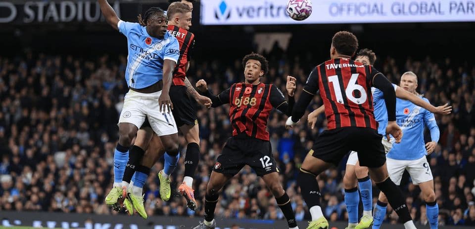 Игроки Bournemouth и Manchester City в борьбе за мяч